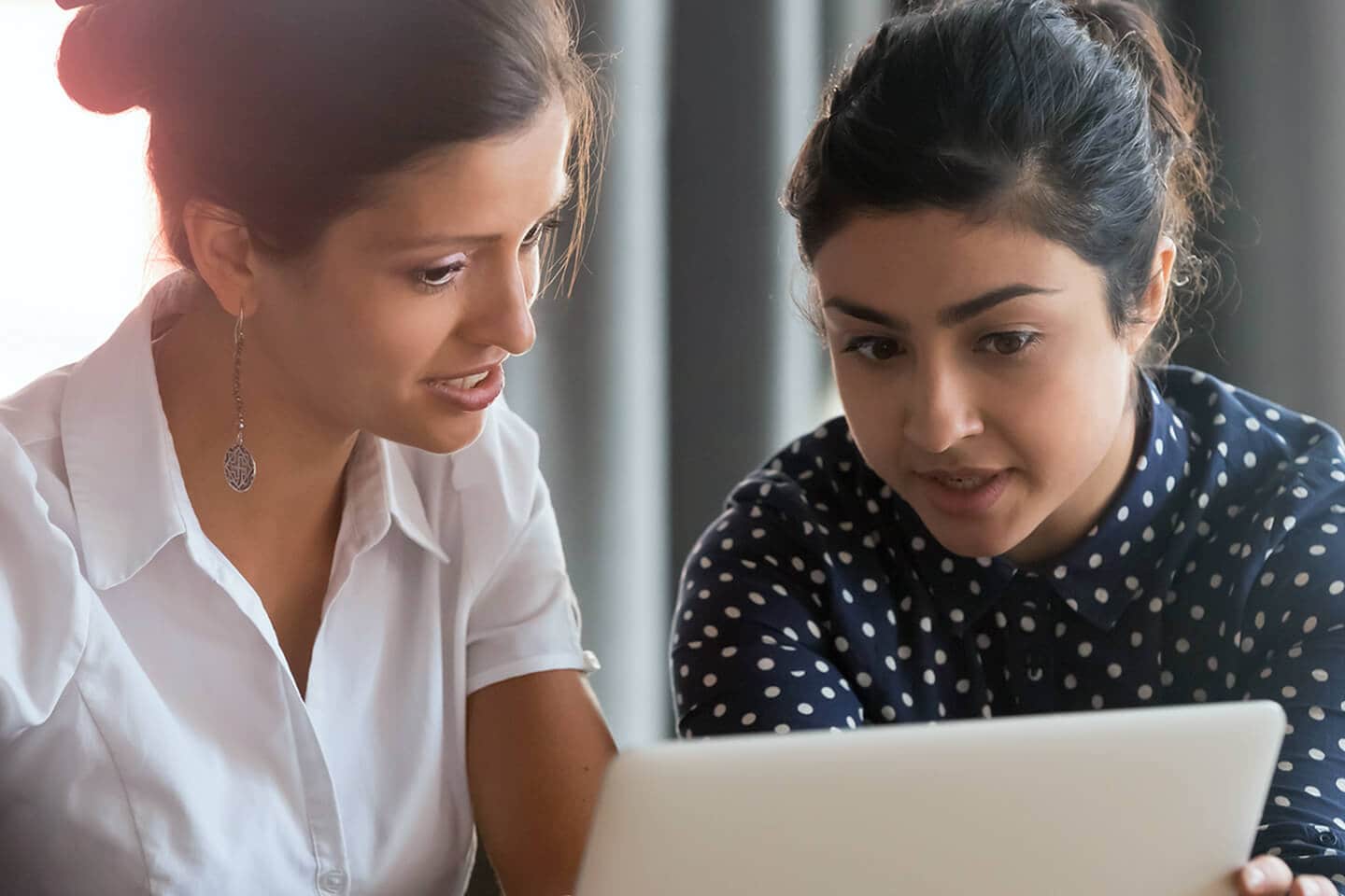 Stock afbeelding: Verveelde schooljongen die weg terwijl zittend bij bureau met meisje op achtergrond bij klaslokaal kijken | Door: Tyler Olson