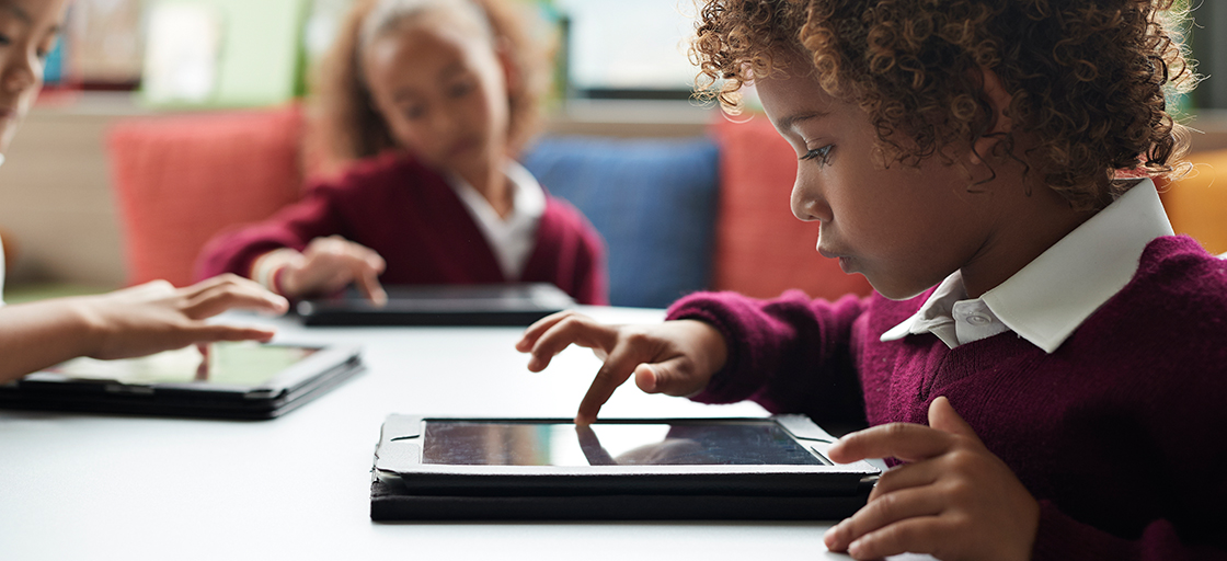 children-with-tablets